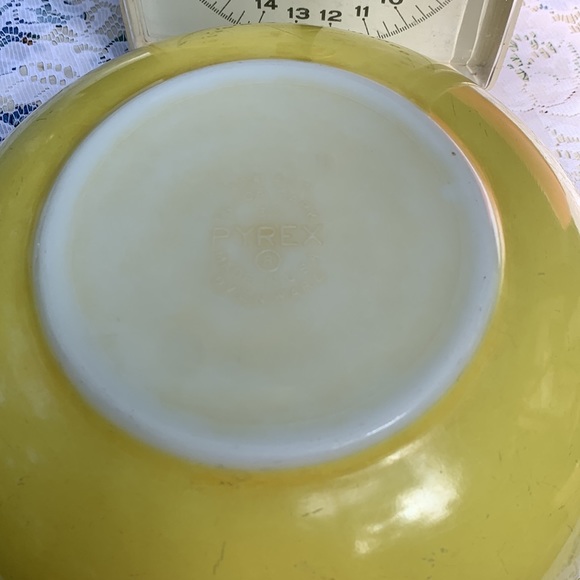 Vintage Pyrex 4 QT bowl - Picture 3 of 7